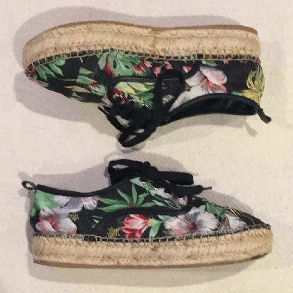 J/SLIDES | EUC Floral Rally Espadrilles 8.5